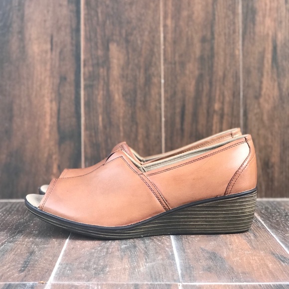 Cognac Leather Split Top Enclosed Wedge Pump - Picture 6 of 7